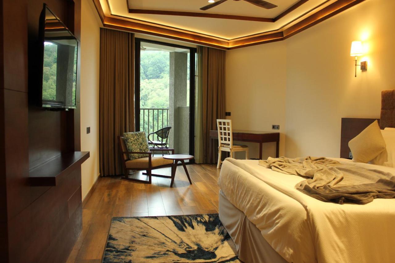 Niraamaya Retreats Samroha Athirappilly Exterior foto